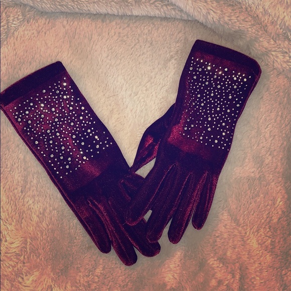 Accessories - Burgundy velvet gloves